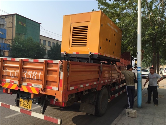 移動(dòng)泵車(chē)到達(dá)客戶(hù)所在地準(zhǔn)備卸車(chē) 移動(dòng)泵車(chē)到達(dá)客戶(hù)所在地準(zhǔn)備卸車(chē)