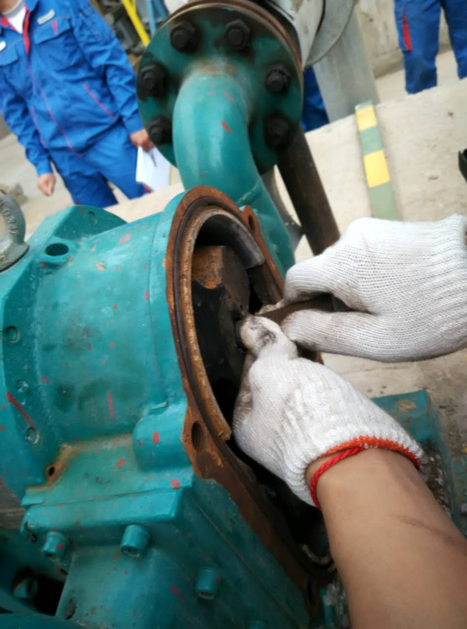 青島羅德售后人員冒雨為客戶更換轉(zhuǎn)子 青島羅德售后人員冒雨為客戶更換轉(zhuǎn)子