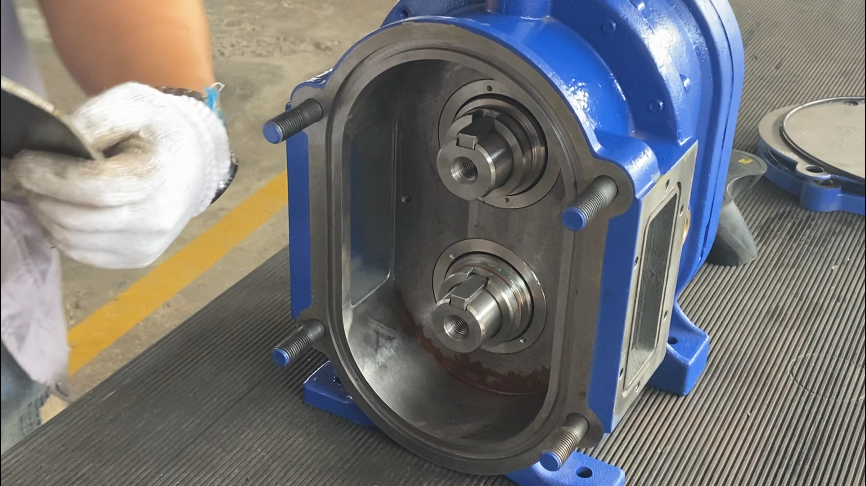 插入轉(zhuǎn)子固定鍵，保持倆鍵垂直向上方便安裝轉(zhuǎn)子